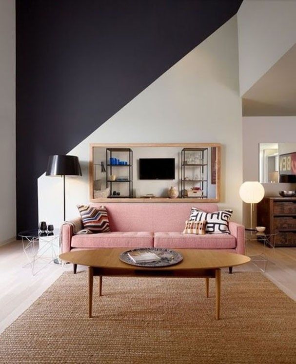 O sofá em tom de rosa quartzo é ideal para quebrar a sobriedade do ambiente (Foto: Reprodução)